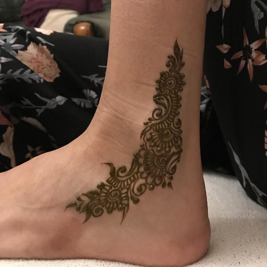 An Arabic anklet tattoo